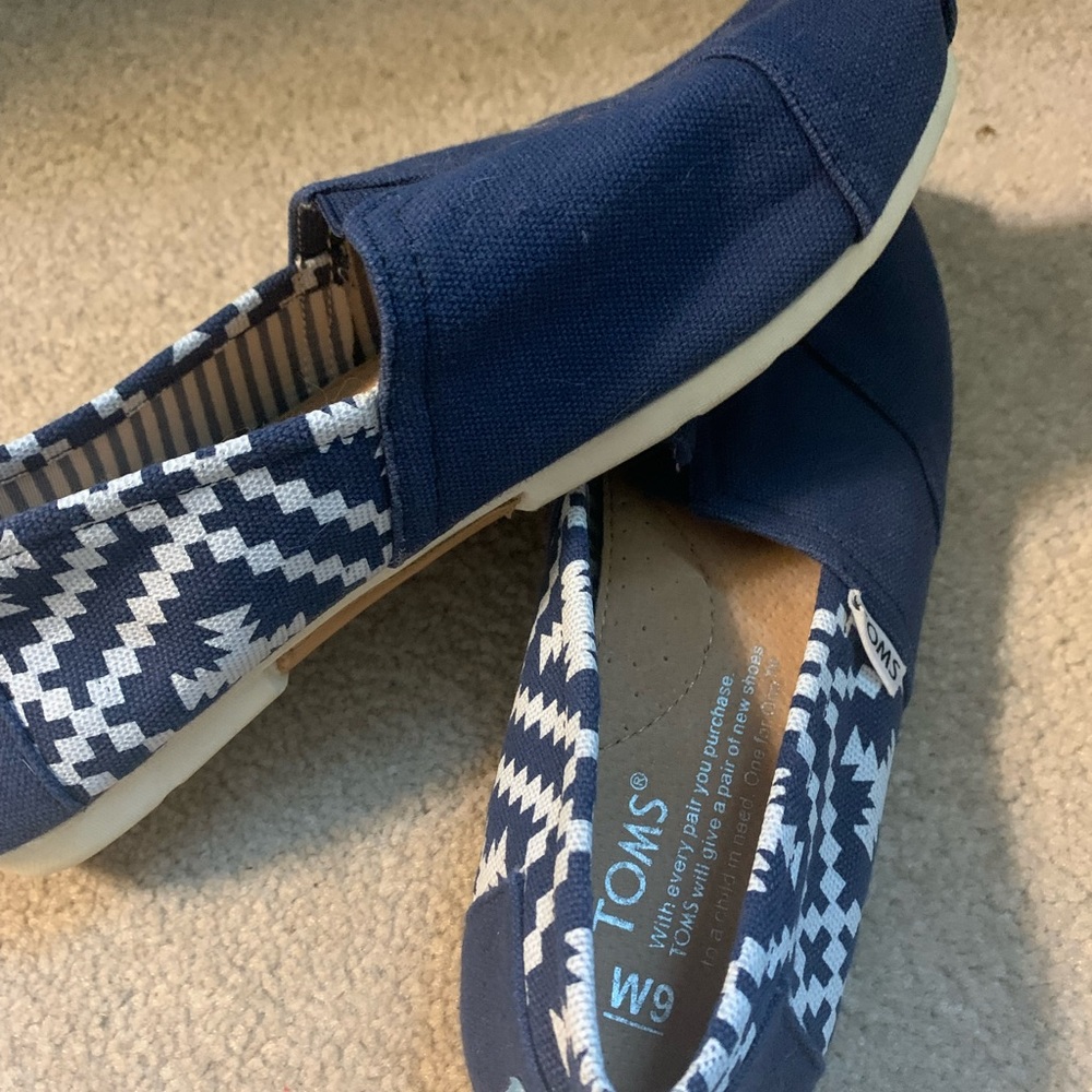 Toms one for one Aztec and blue print flats